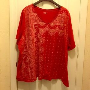 Catherine’s red bandana styled tshirt.